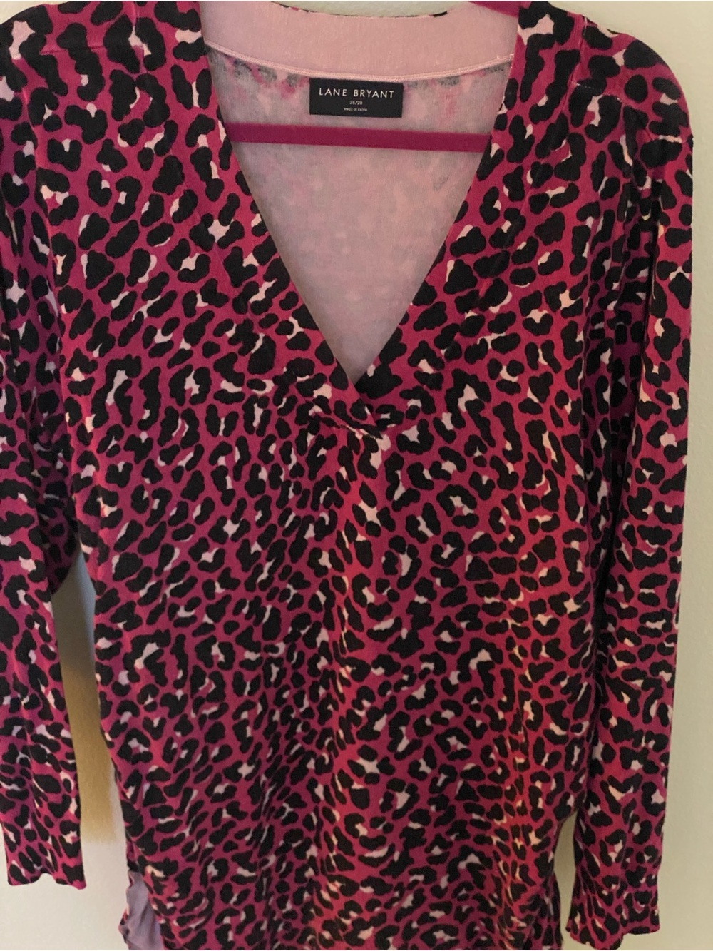 Lane Bryant Pink and Black Leopard Print V‑Neck Sweater Women’s Plus Size 26/28